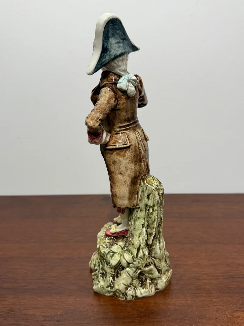 Statuette en Porcelaine d’Art - Personnage en Costume d’Époque (XIXe siècle)