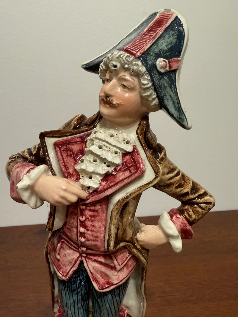 Statuette en Porcelaine d’Art - Personnage en Costume d’Époque (XIXe siècle)