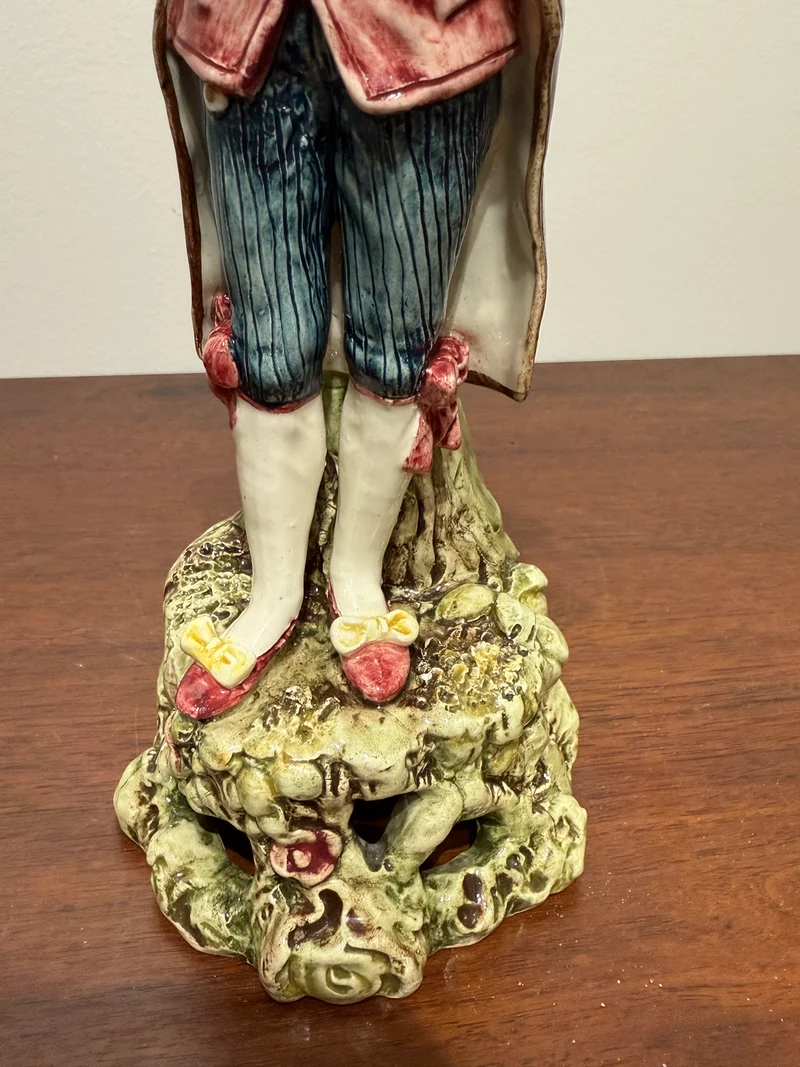 Statuette en Porcelaine d’Art - Personnage en Costume d’Époque (XIXe siècle)