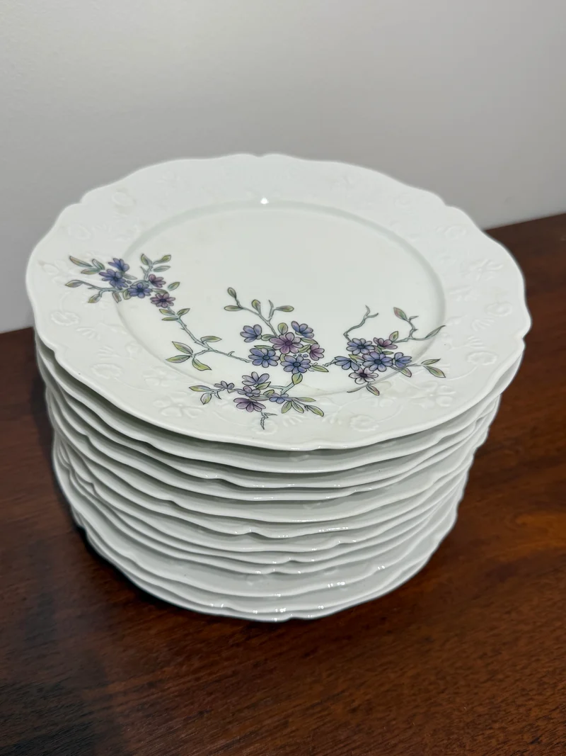 Ensemble 12 assiettes en porcelaine de Sologne – Lamotte, France