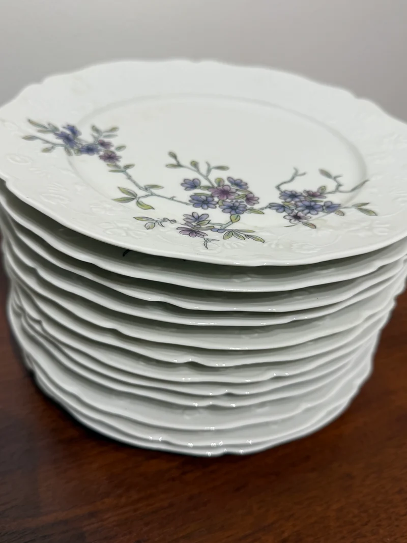 Ensemble 12 assiettes en porcelaine de Sologne – Lamotte, France