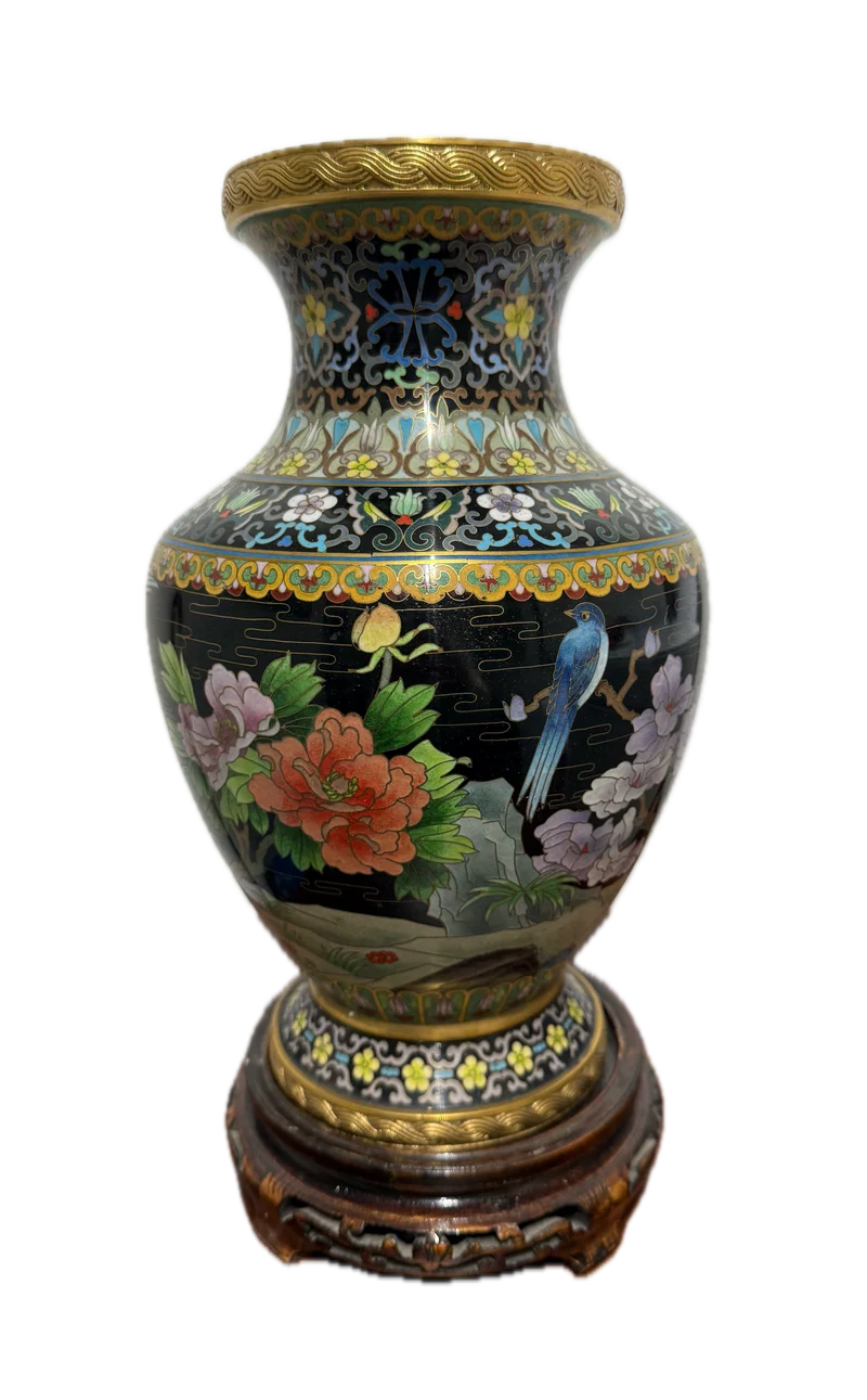 Vase cloisonné chinois sur socle en bois sculpté
