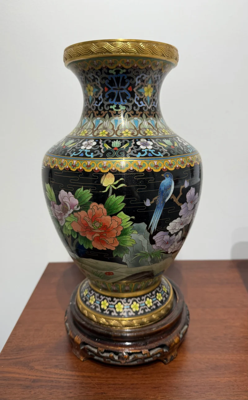 Vase cloisonné chinois sur socle en bois sculpté