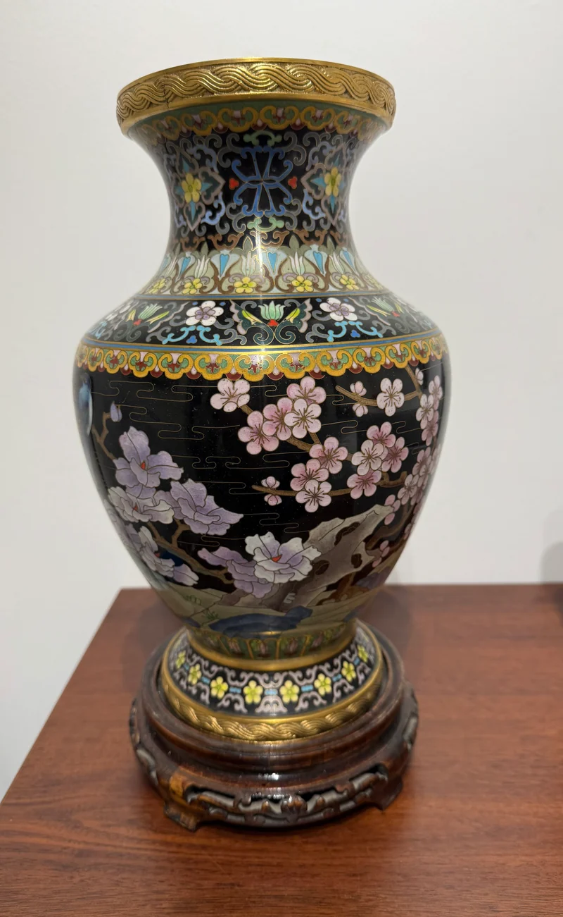 Vase cloisonné chinois sur socle en bois sculpté