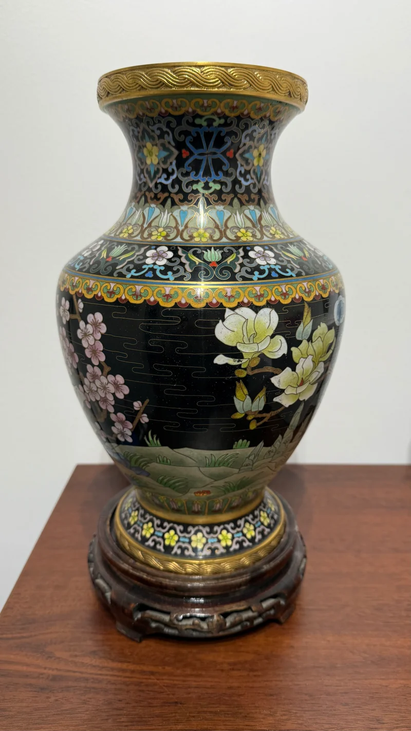 Vase cloisonné chinois sur socle en bois sculpté