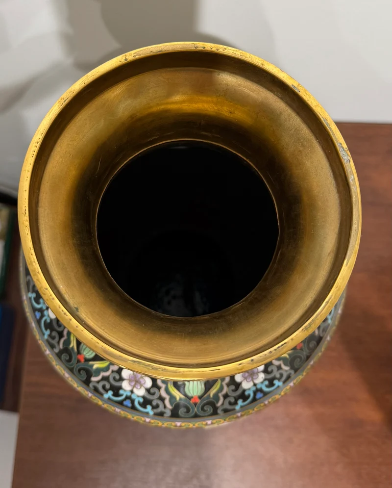 Vase cloisonné chinois sur socle en bois sculpté