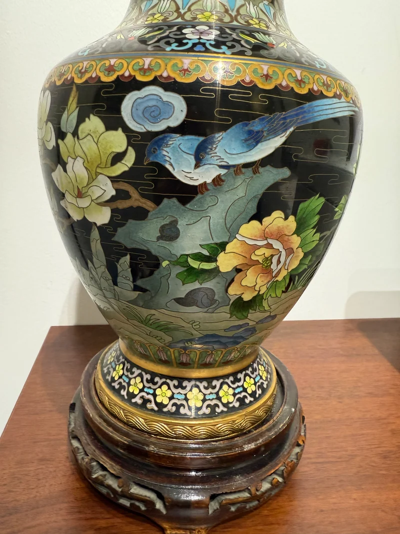 Vase cloisonné chinois sur socle en bois sculpté