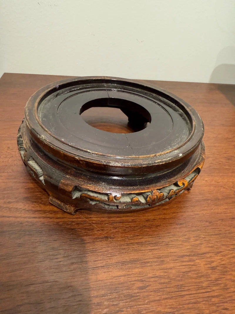 Vase cloisonné chinois sur socle en bois sculpté