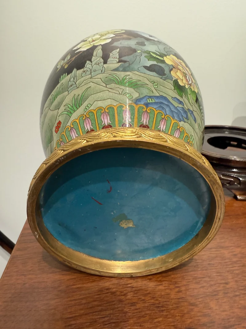 Vase cloisonné chinois sur socle en bois sculpté