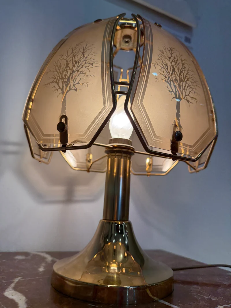 Lampe vintage en laiton et verre fumé gravé