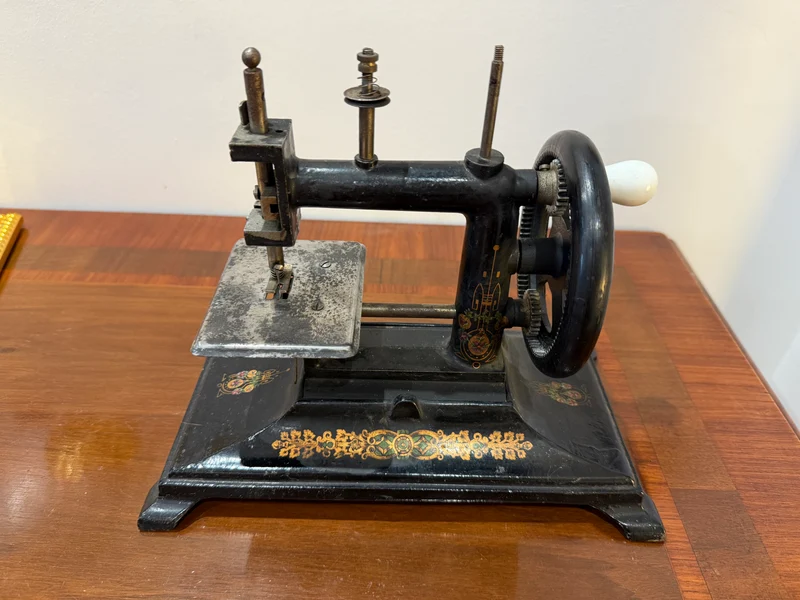 Machine à coudre ancienne miniature – Style fin XIXᵉ siècle