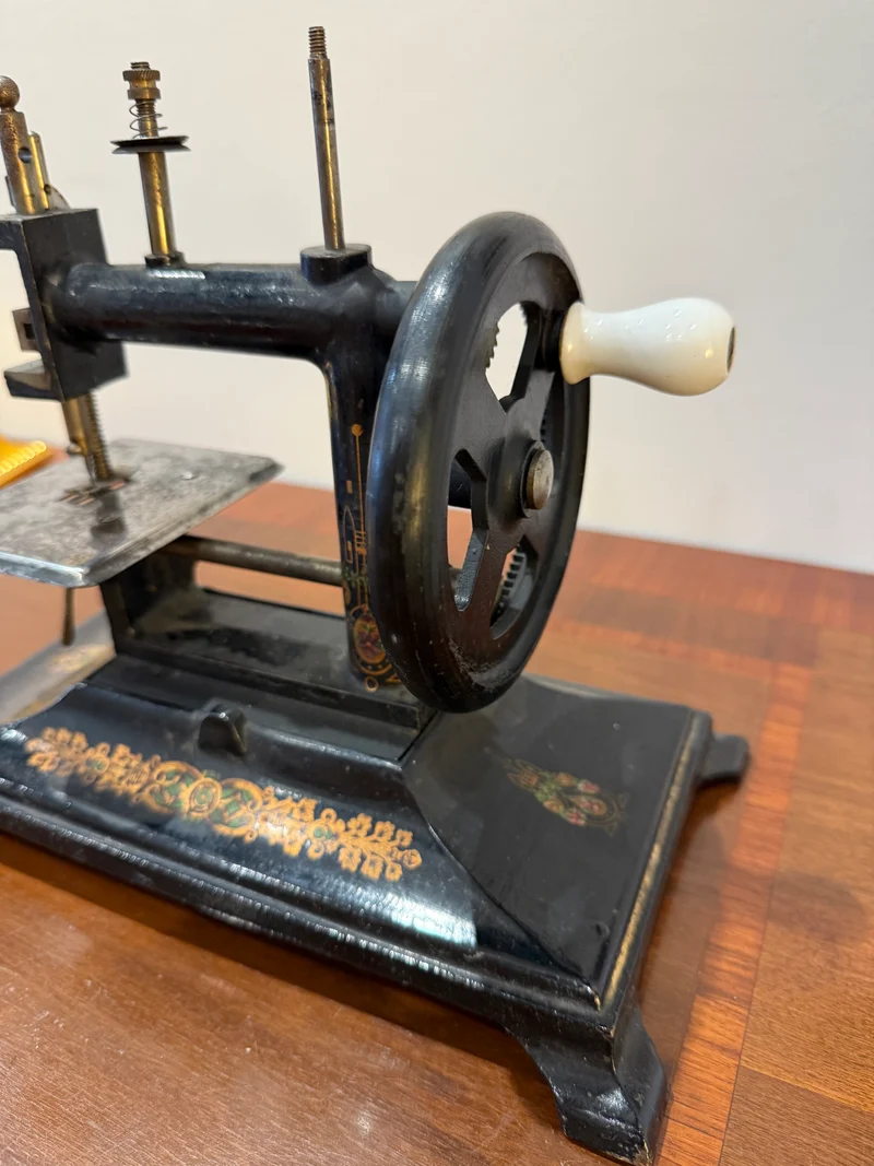 Machine à coudre ancienne miniature – Style fin XIXᵉ siècle