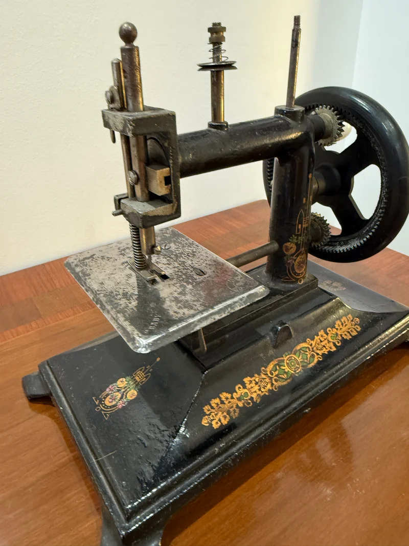 Machine à coudre ancienne miniature – Style fin XIXᵉ siècle