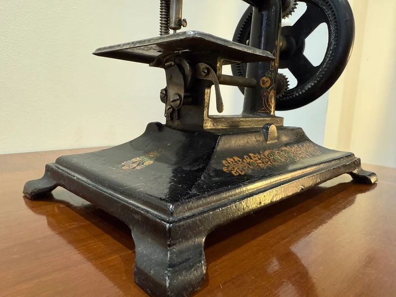 Machine à coudre ancienne miniature – Style fin XIXᵉ siècle