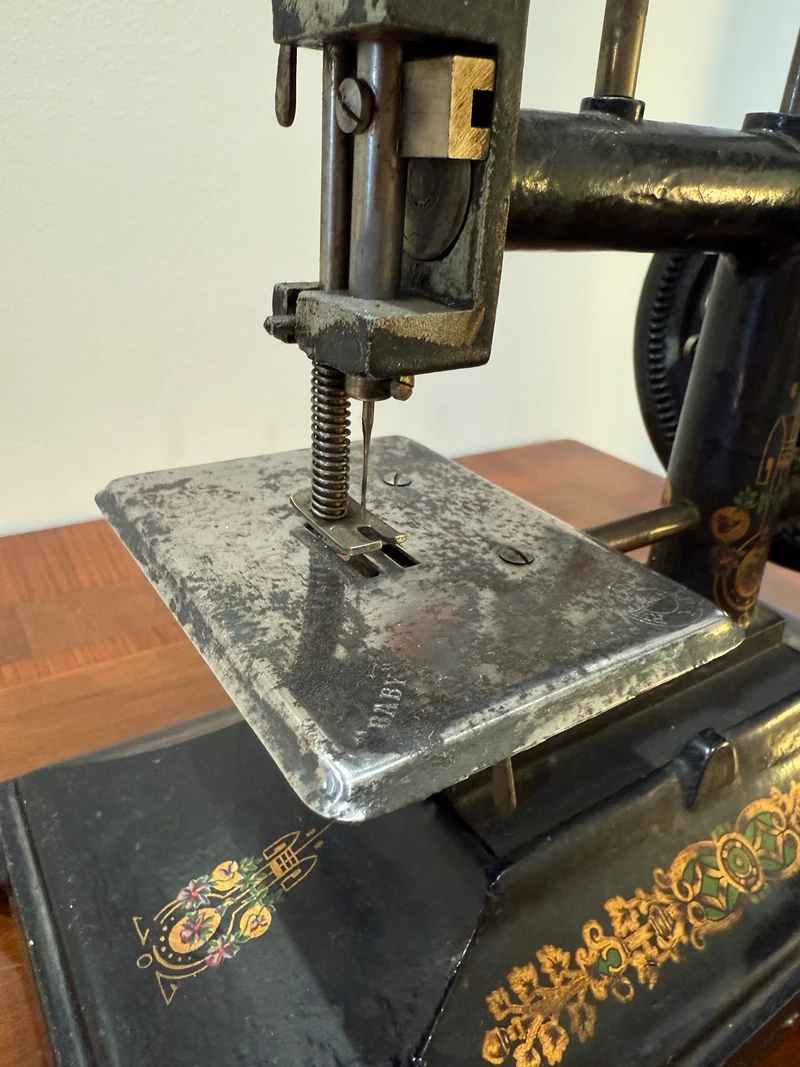 Machine à coudre ancienne miniature – Style fin XIXᵉ siècle