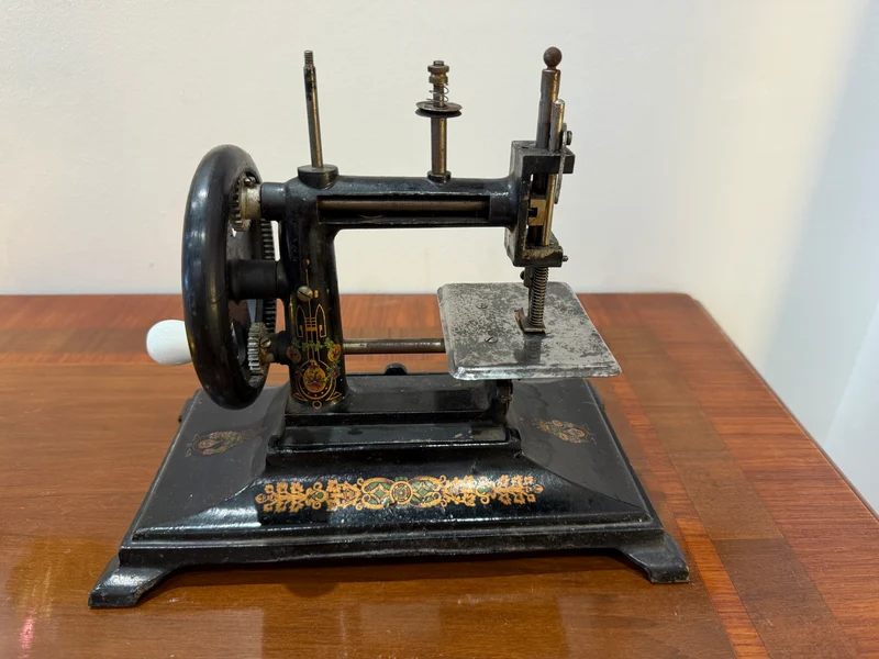 Machine à coudre ancienne miniature – Style fin XIXᵉ siècle