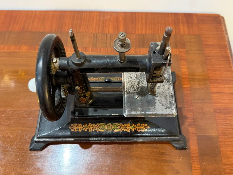 Machine à coudre ancienne miniature – Style fin XIXᵉ siècle