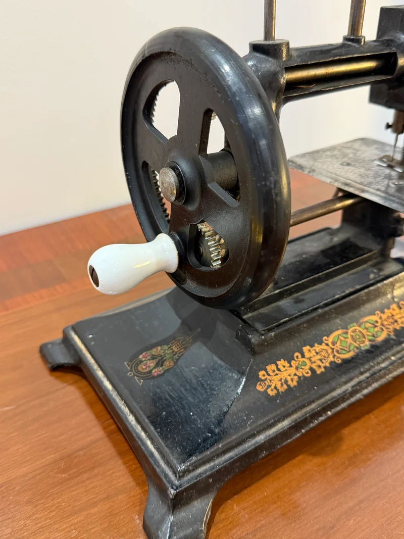 Machine à coudre ancienne miniature – Style fin XIXᵉ siècle