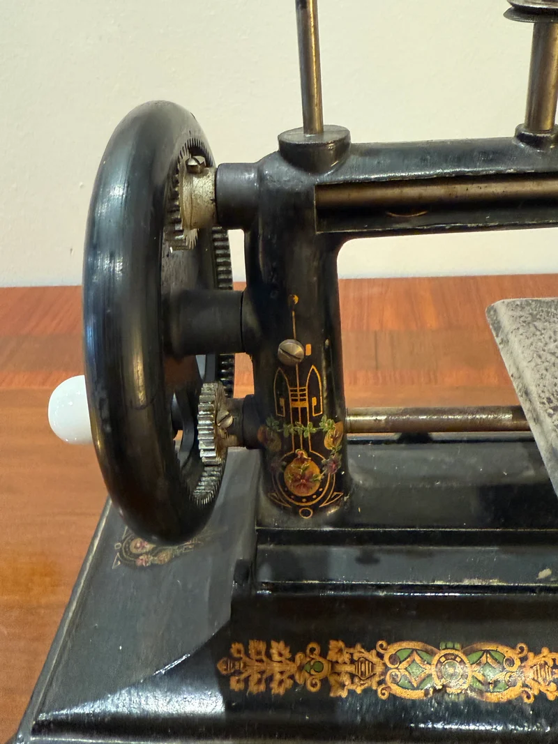 Machine à coudre ancienne miniature – Style fin XIXᵉ siècle