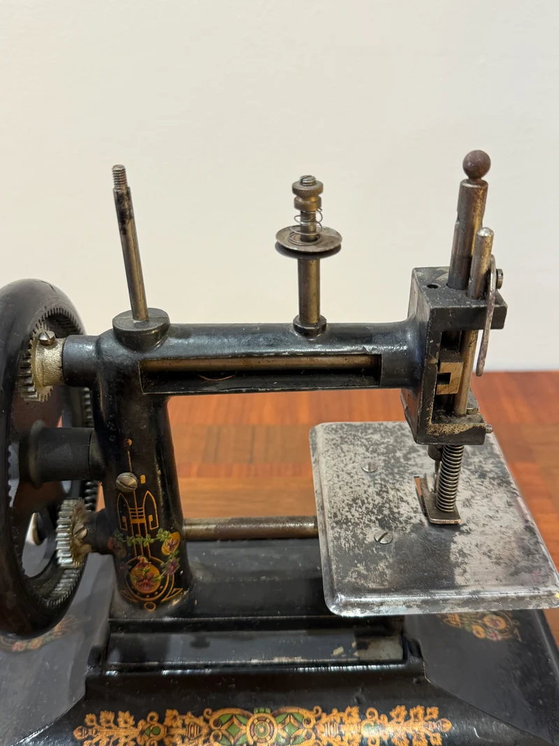 Machine à coudre ancienne miniature – Style fin XIXᵉ siècle