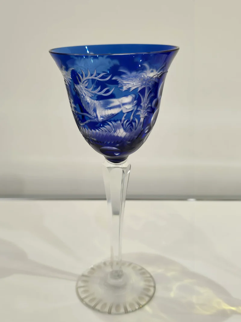Carafe en cristal de bohème bleuté verre déglacer à l’acide décore forêt