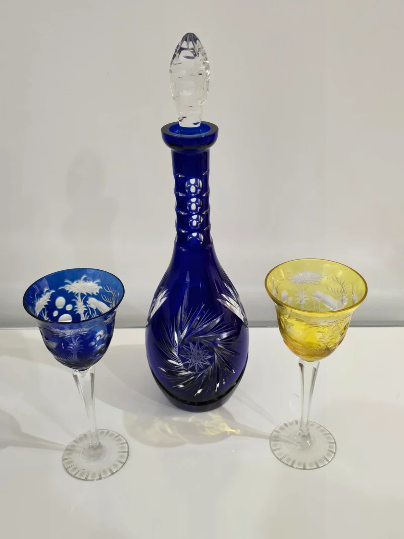 Carafe en cristal de bohème bleuté verre déglacer à l’acide décore forêt