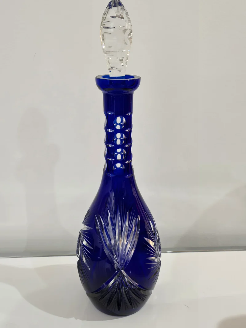 Carafe en cristal de bohème bleuté verre déglacer à l’acide décore forêt