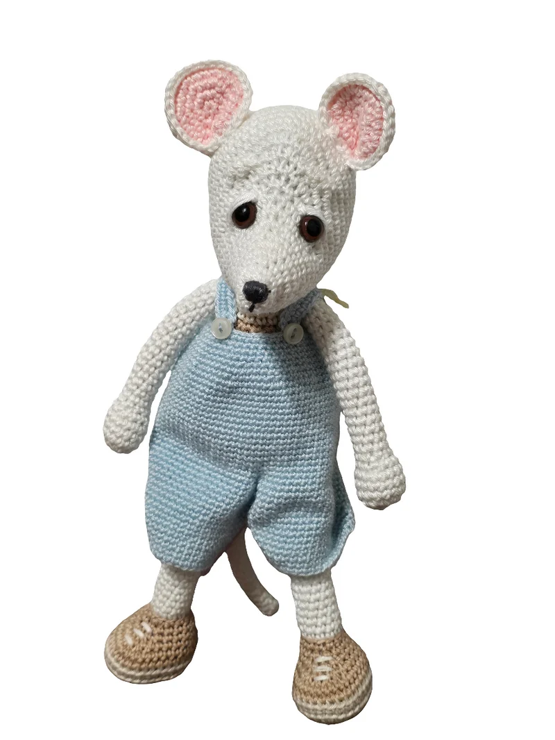 Souris salopette amigurumi