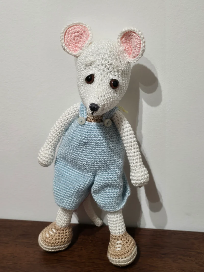 Souris salopette amigurumi
