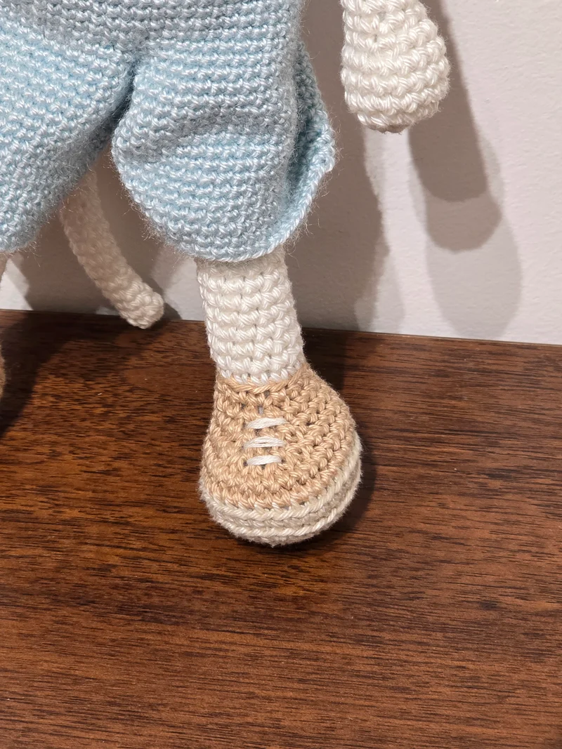 Souris salopette amigurumi