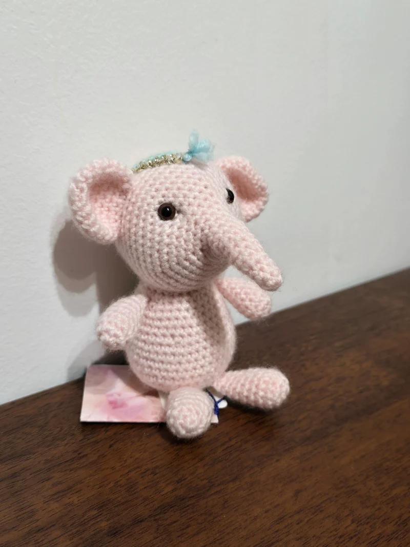 Éléphant bébé rose