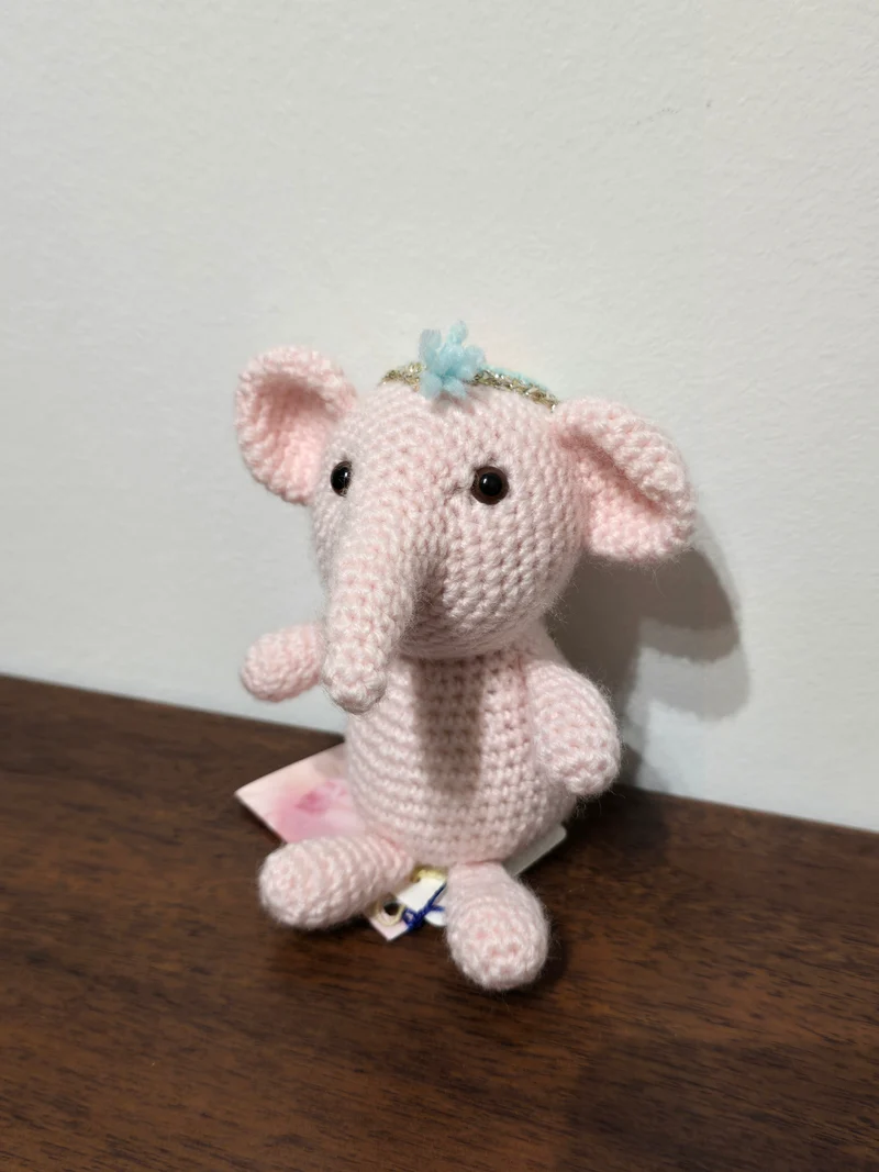 Éléphant bébé rose