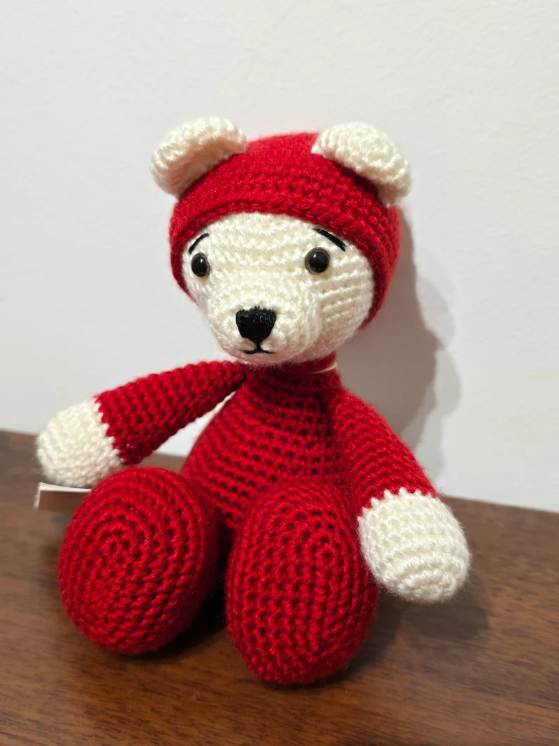 Ourson pyjama rouge amigurumi