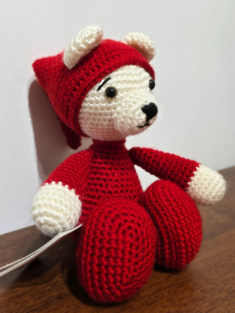 Ourson pyjama rouge amigurumi