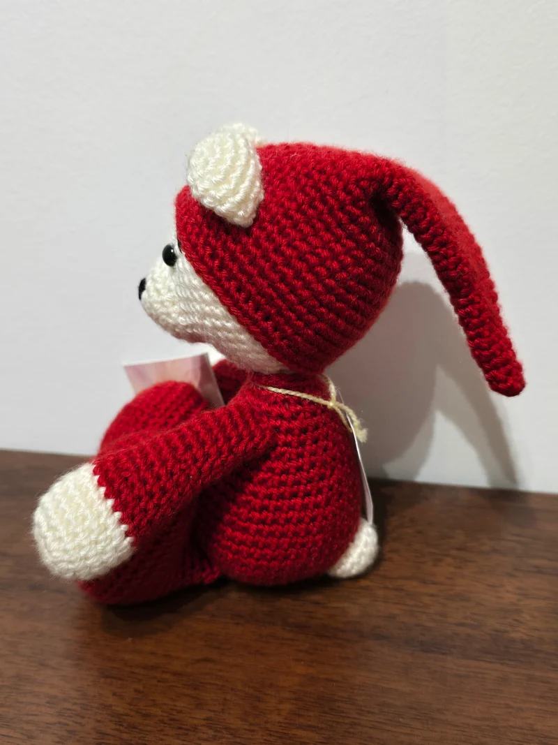 Ourson pyjama rouge amigurumi