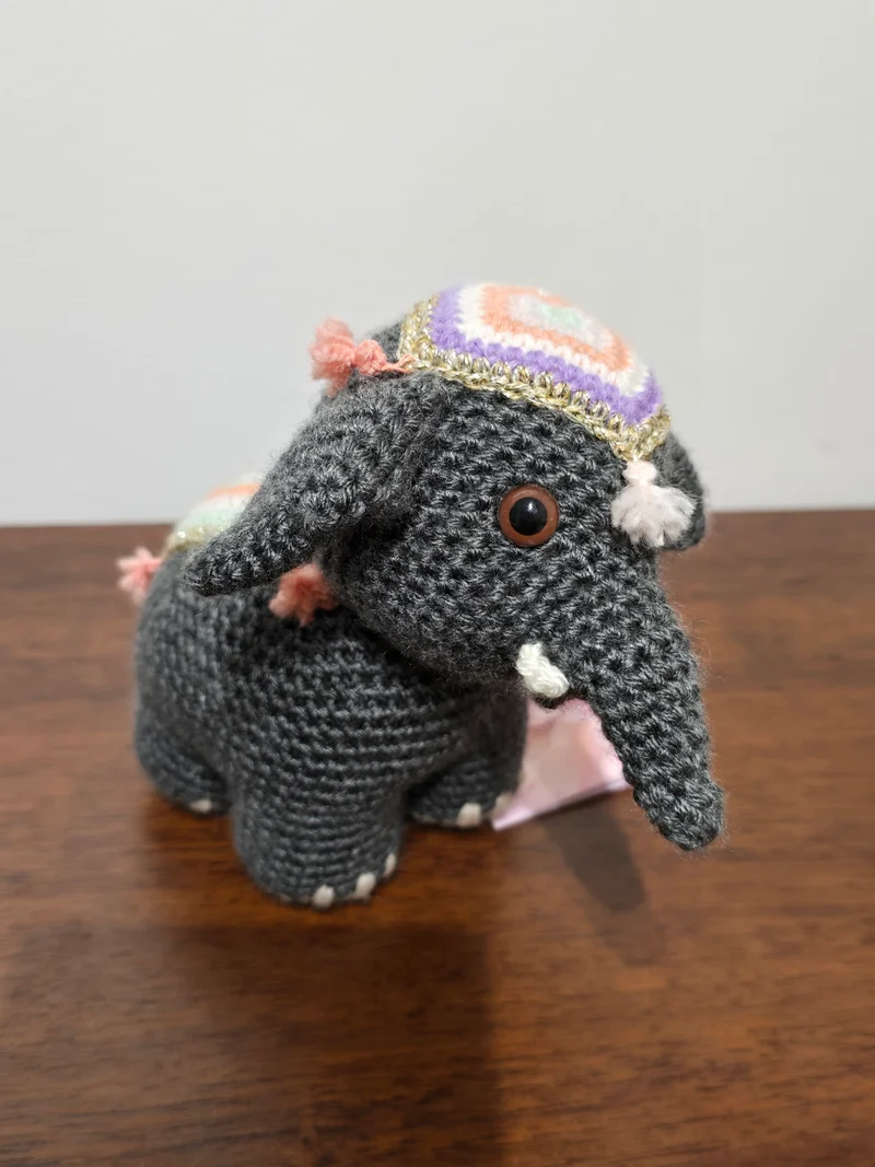 Éléphant gris amigurumi