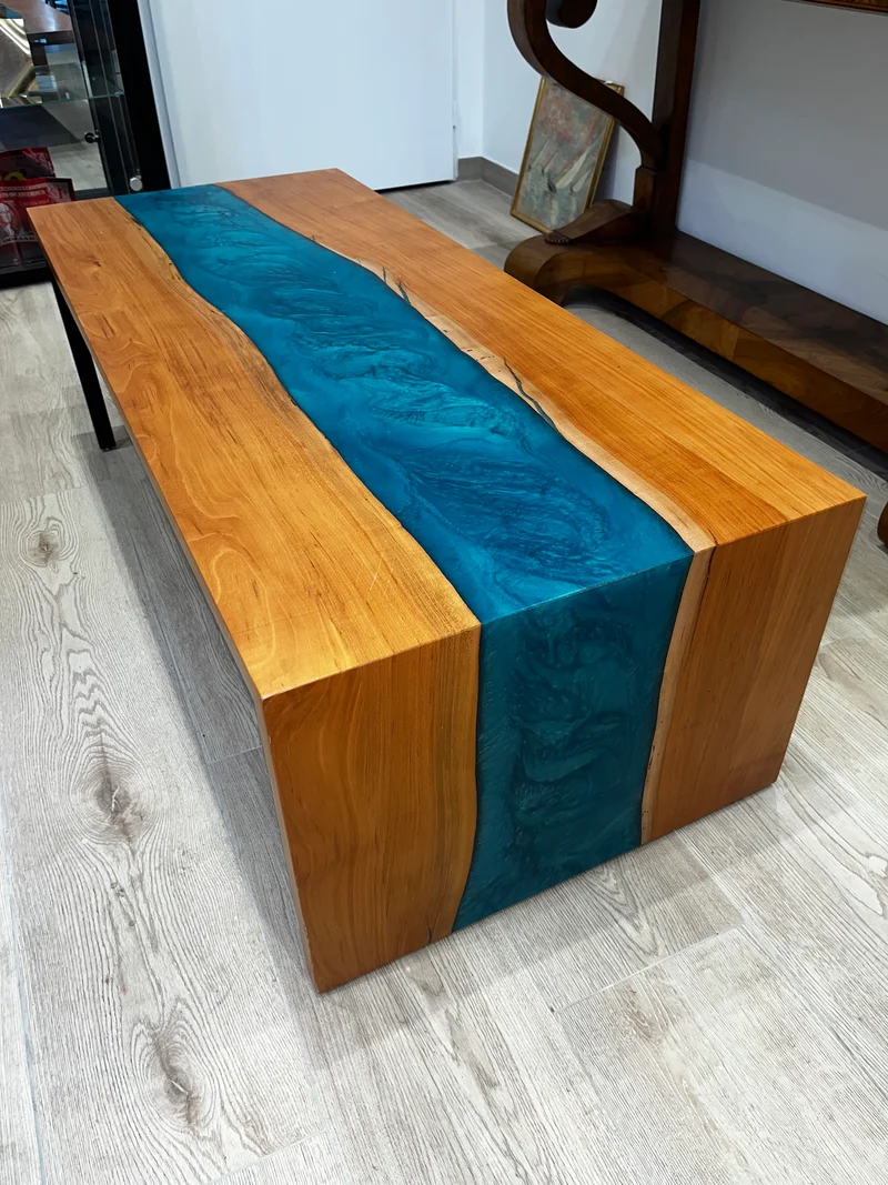 Table basse artisanale - Bois Poirier/ Résine Epoxy - Pièce unique