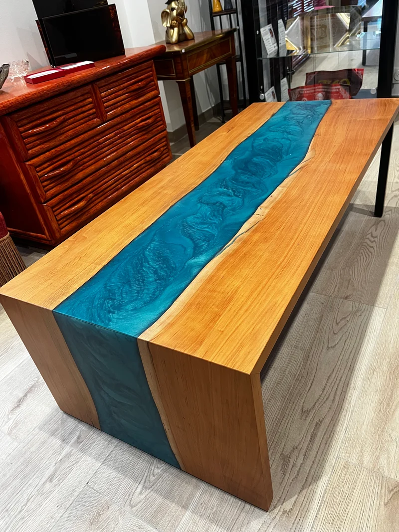 Table basse artisanale - Bois Poirier/ Résine Epoxy - Pièce unique