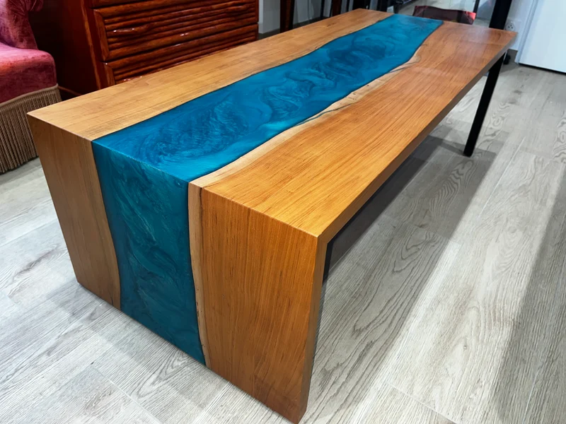 Table basse artisanale - Bois Poirier/ Résine Epoxy - Pièce unique