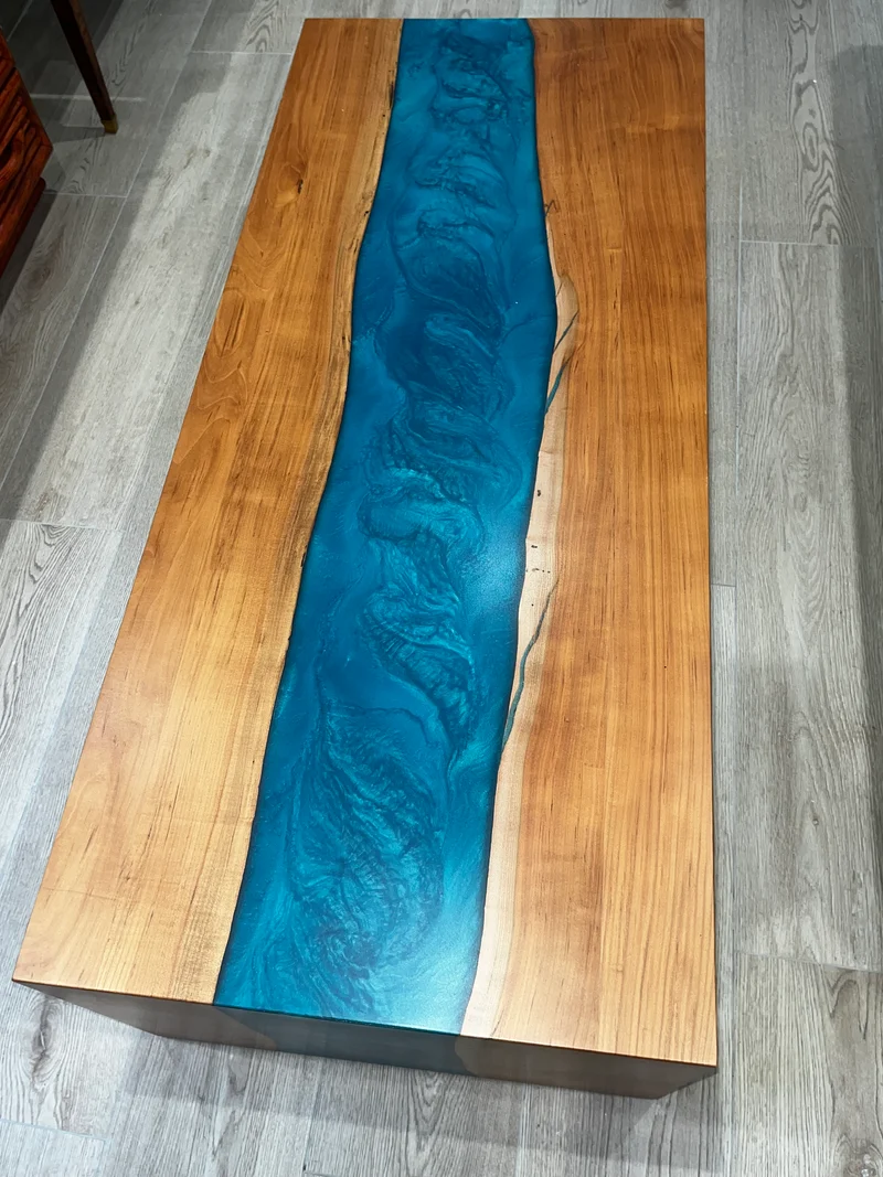 Table basse artisanale - Bois Poirier/ Résine Epoxy - Pièce unique