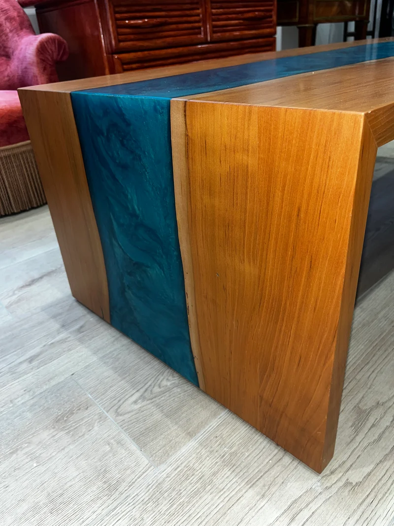 Table basse artisanale - Bois Poirier/ Résine Epoxy - Pièce unique