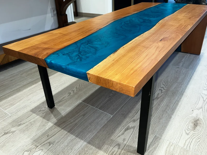 Table basse artisanale - Bois Poirier/ Résine Epoxy - Pièce unique