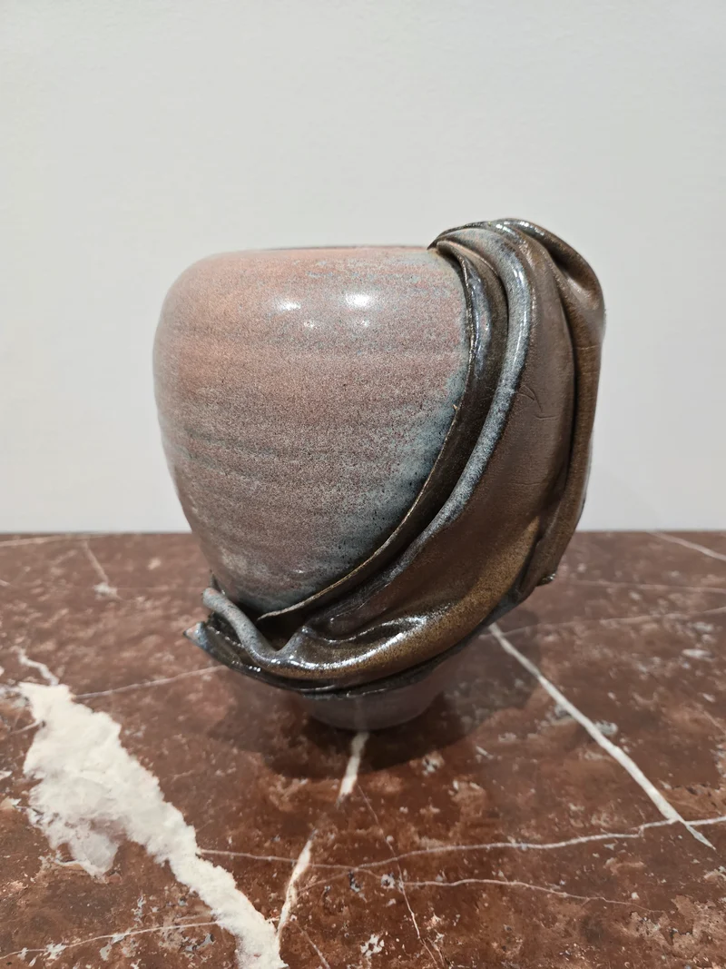 Vase en grès effet drapé signé