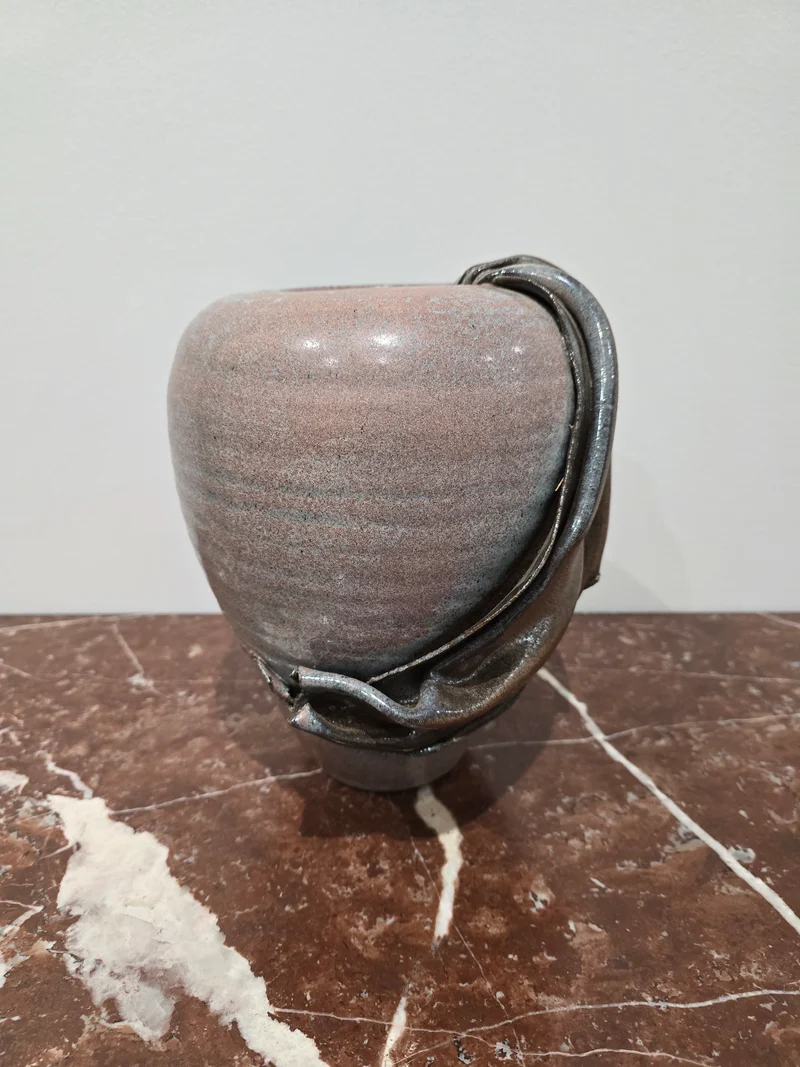 Vase en grès effet drapé signé