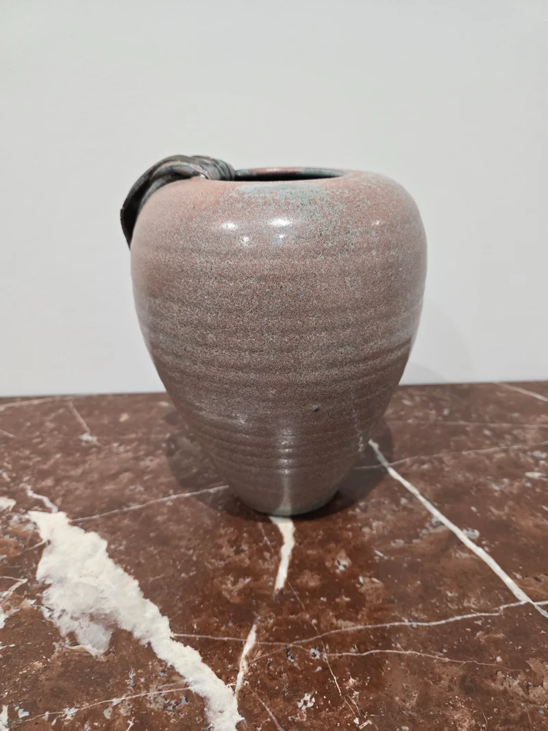 Vase en grès effet drapé signé