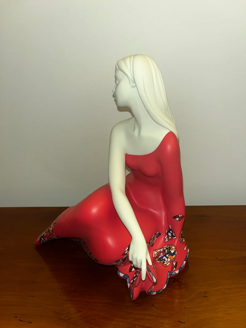 Femme serena rouge