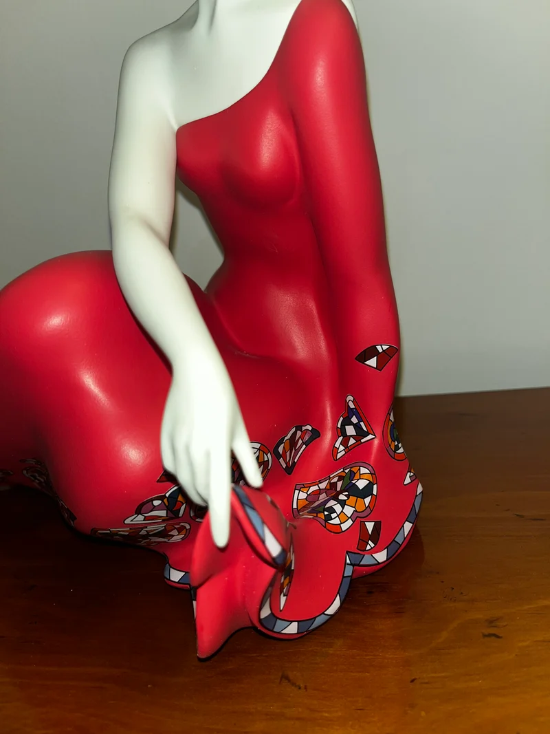 Femme serena rouge