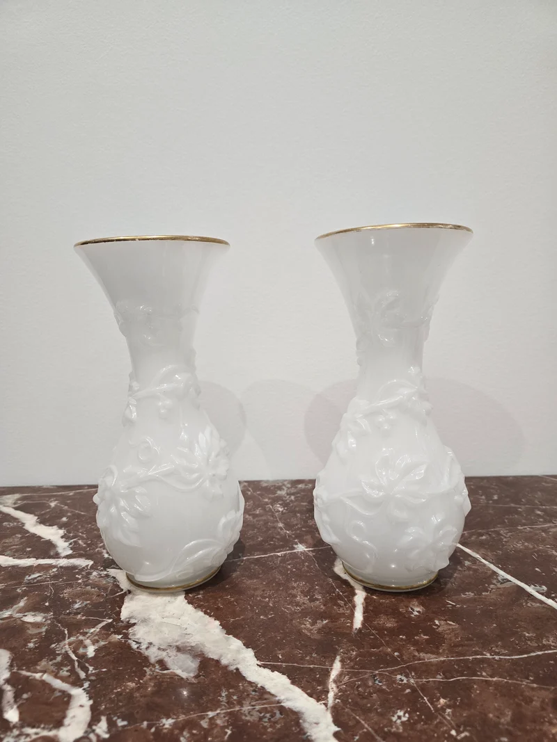 Paire de vase en opaline blanches