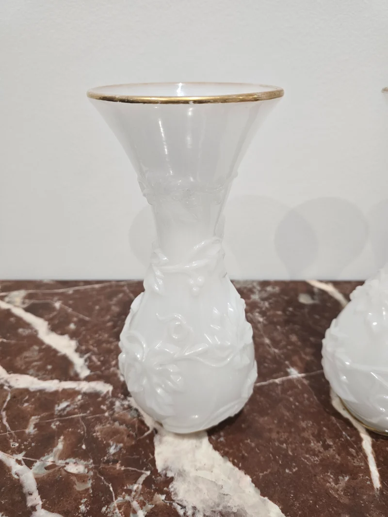 Paire de vase en opaline blanches