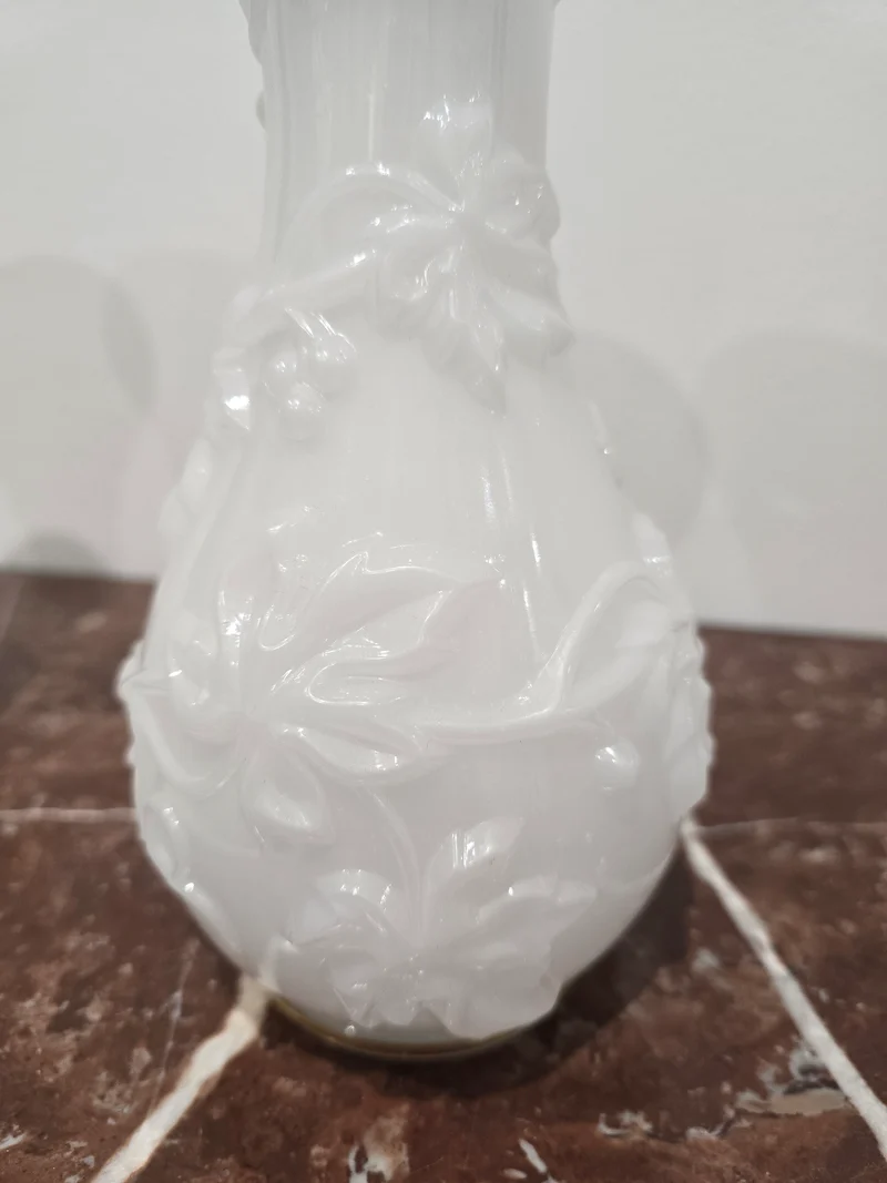 Paire de vase en opaline blanches